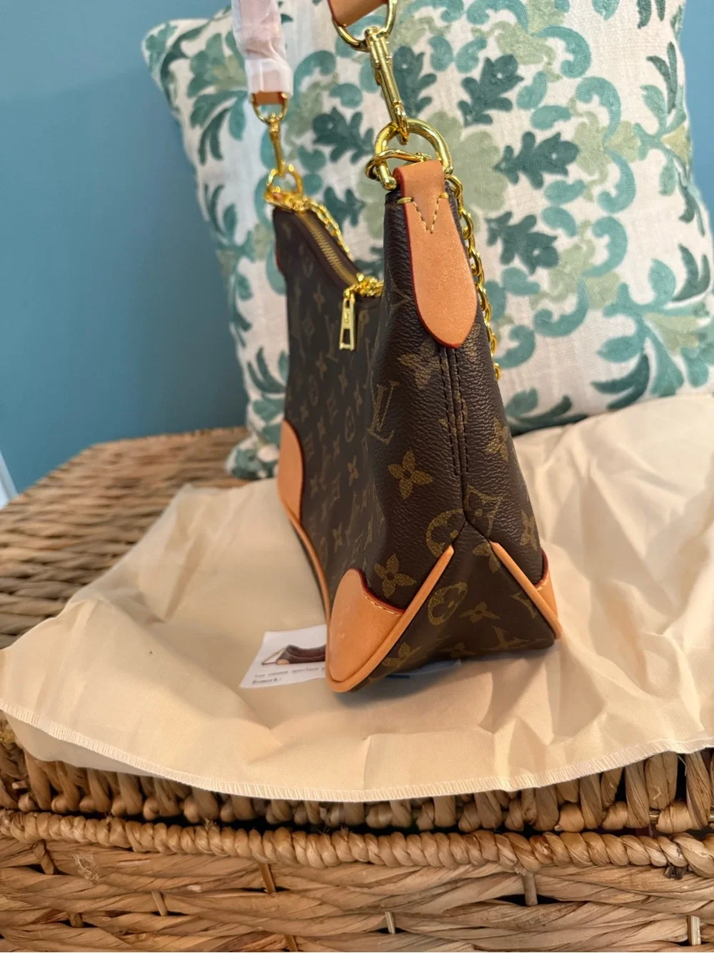The Unbranded Brand shoulder bag